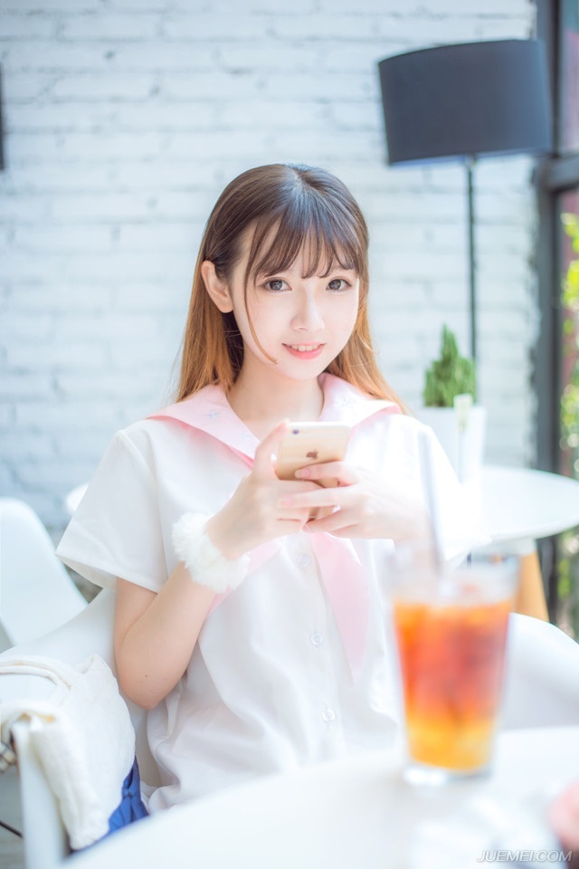 “大耳贼背信弃义！”夏侯惇得知消息之后，不禁怒骂起来，他们在虎牢关舍生忘死，刘备在那边不愠不火的打了半年，然后就这么拍拍屁股走人，让他们一家独自去面对关中的压力。